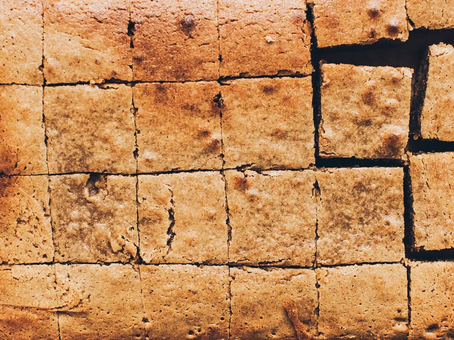 Goldbraune Blondie-Masse mit wirbelnden Spuren eines Spatels, glänzend und dicht im Backblech.